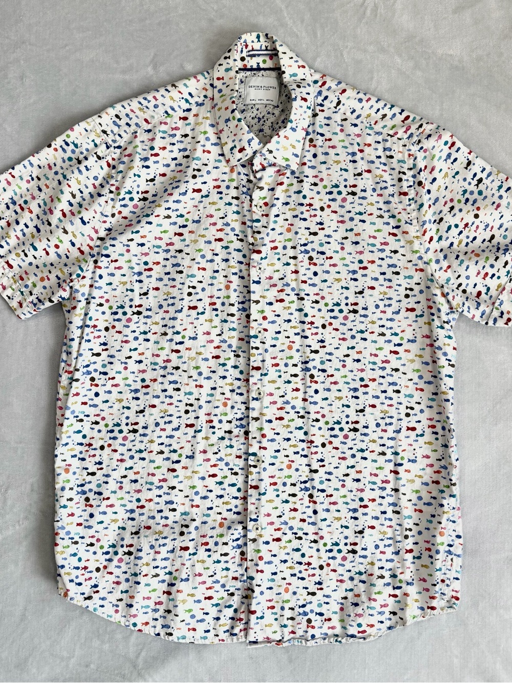 Denim & Flower White Short-Sleeve Button-Up Shirt with Multicolor Fish Print